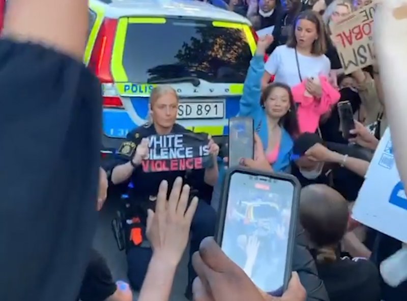 Polisen stannar upp och ner på knä Polisen stannar upp och ner på knä